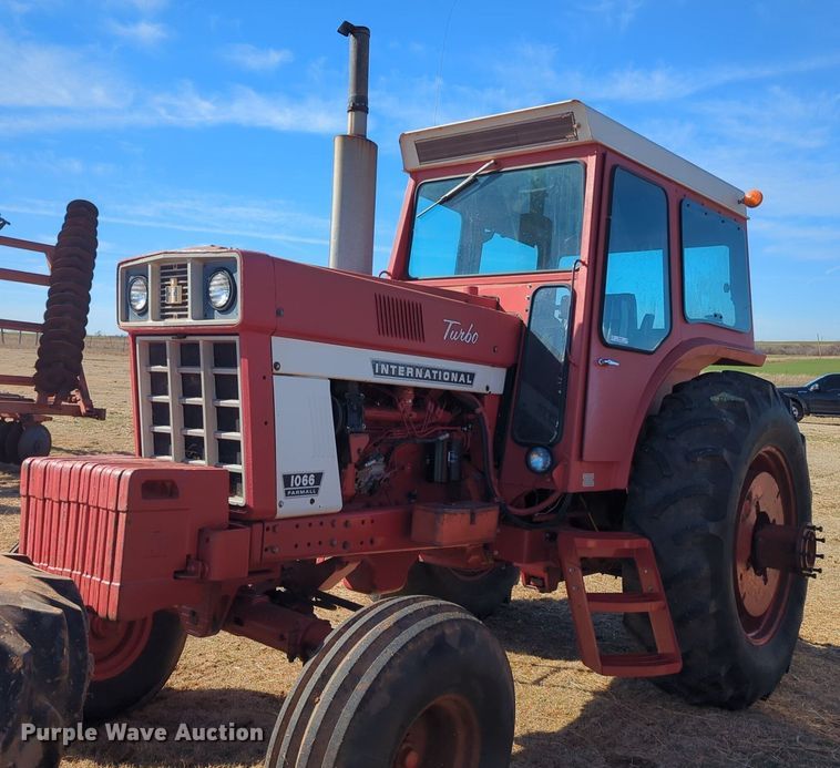 image for item NZ9309 International Harvester Farmall 1066 tractor