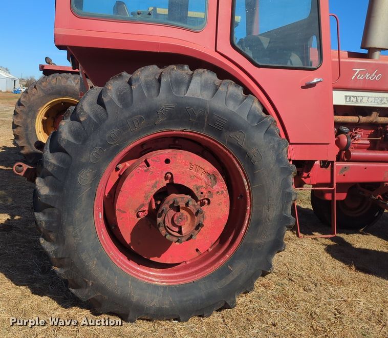 image for item NZ9309 International Harvester Farmall 1066 tractor