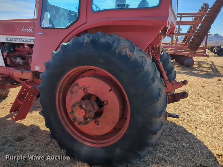 image for item NZ9309 International Harvester Farmall 1066 tractor