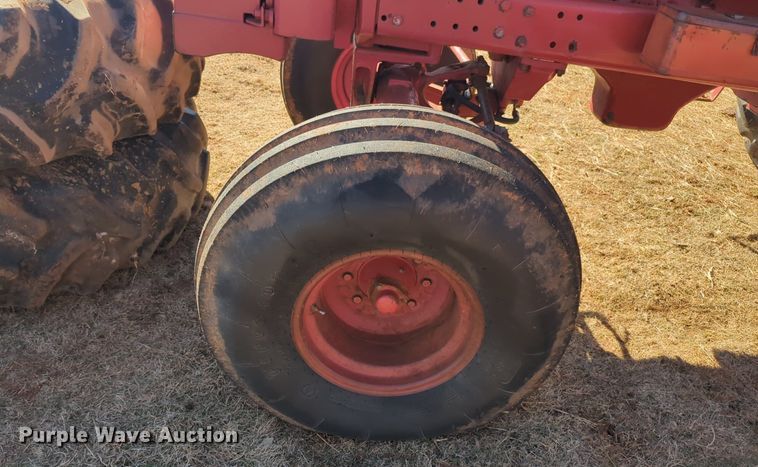 image for item NZ9309 International Harvester Farmall 1066 tractor