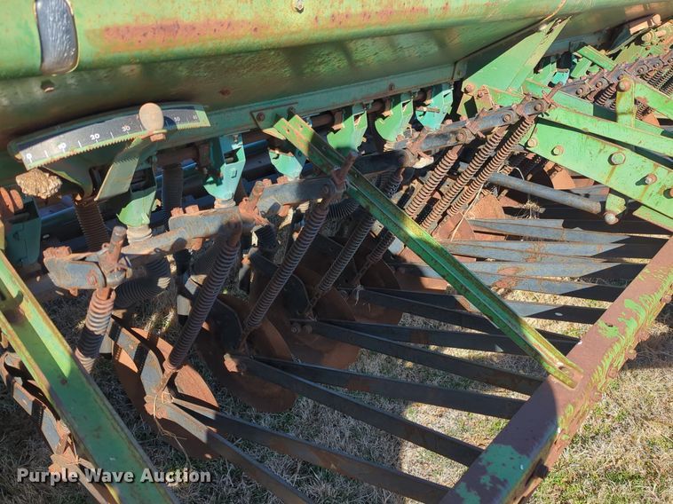image for item NZ9319 John Deere 8350 grain drill