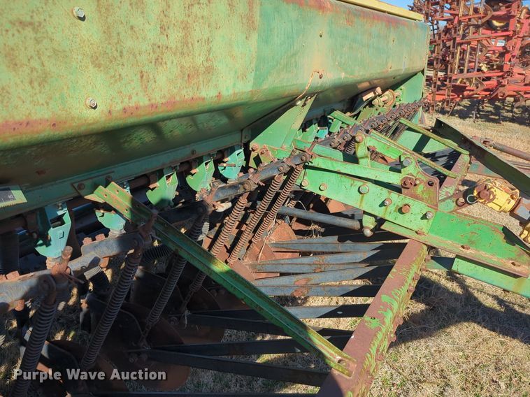 image for item NZ9319 John Deere 8350 grain drill