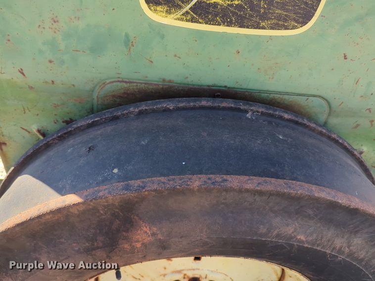 image for item NZ9319 John Deere 8350 grain drill