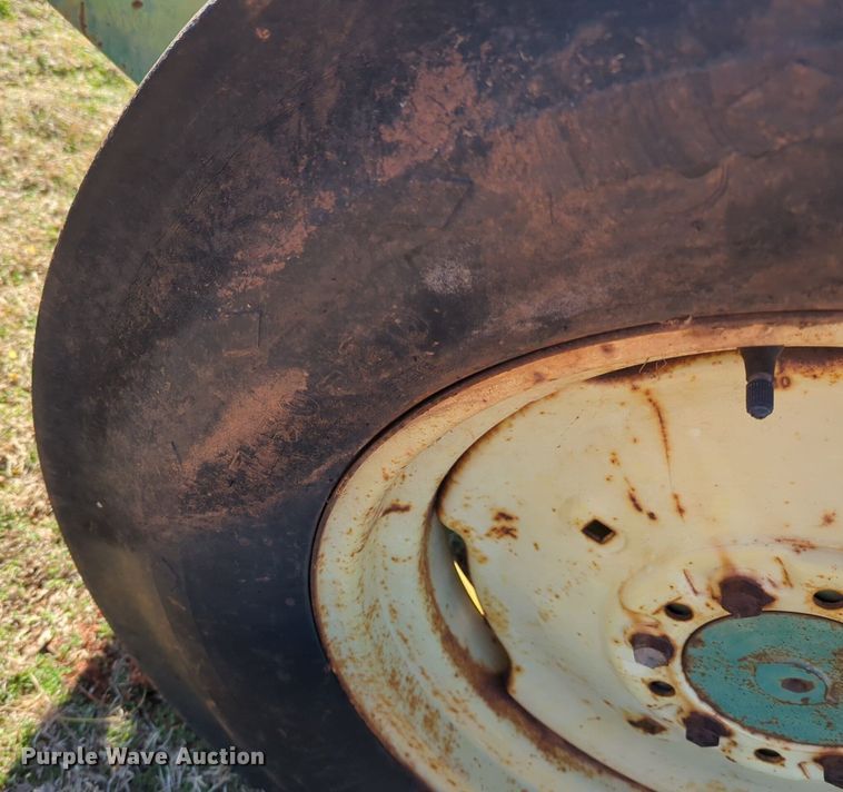 image for item NZ9319 John Deere 8350 grain drill