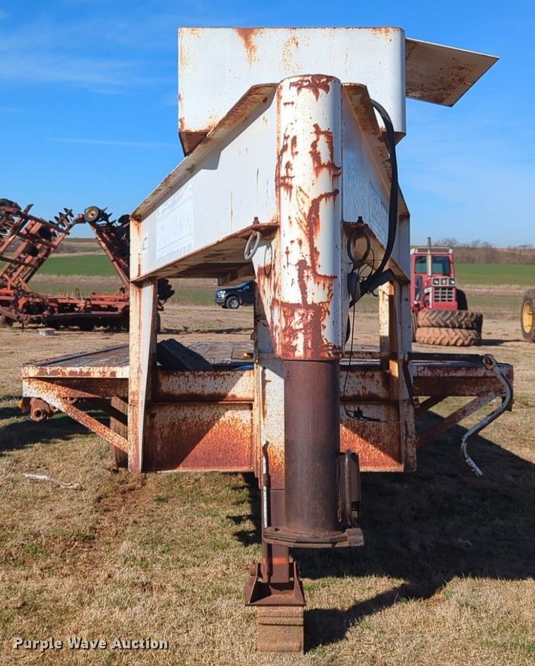 image for item NZ9323 1989 W-W equipment trailer