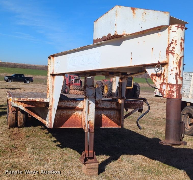 image for item NZ9323 1989 W-W equipment trailer