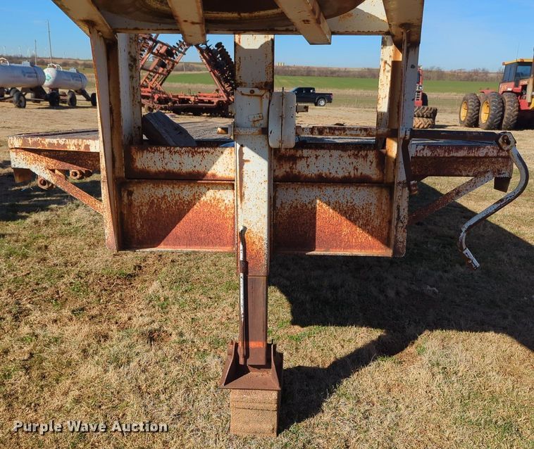 image for item NZ9323 1989 W-W equipment trailer