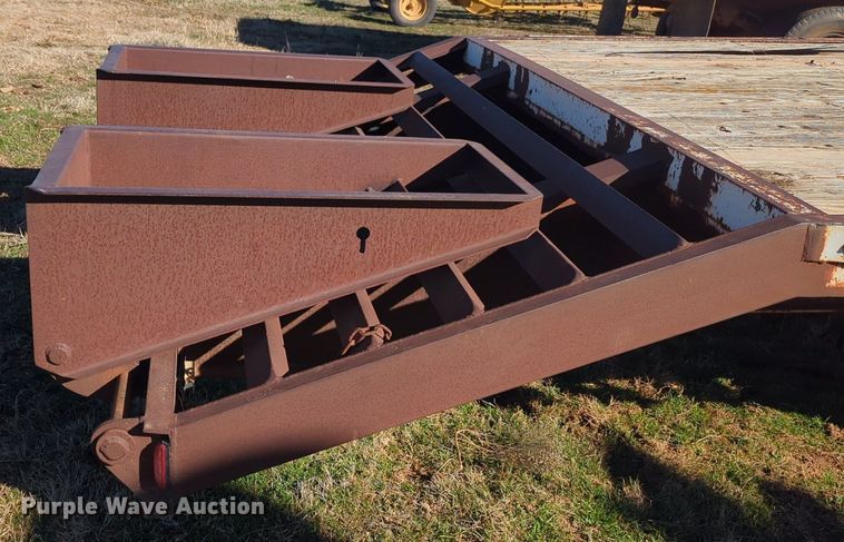 image for item NZ9323 1989 W-W equipment trailer