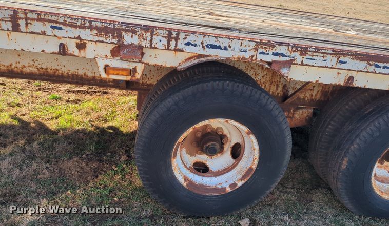 image for item NZ9323 1989 W-W equipment trailer