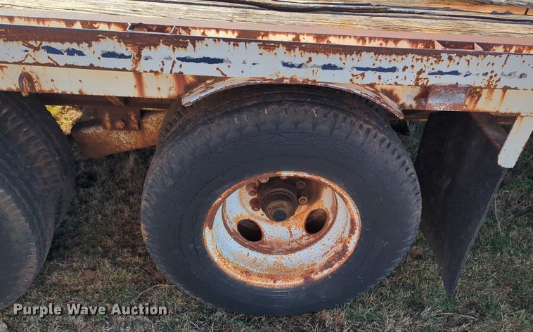 image for item NZ9323 1989 W-W equipment trailer