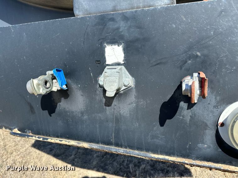 image for item OA9563 2007 Behnke sprayer trailer