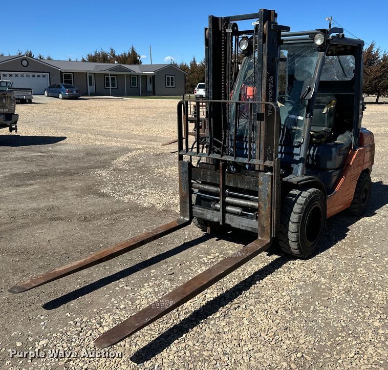 image for item OA9574 Toyota 8FGU30 forklift