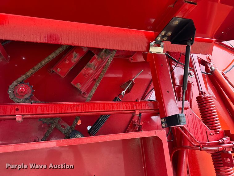 image for item OA9652 2013 New Holland BR7090 Specialty Crop round baler