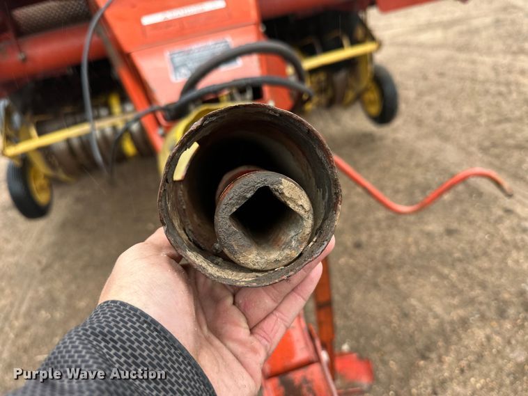 image for item OA9659 1994 New Holland 660 round baler