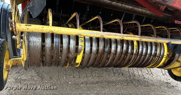 image for item OA9659 1994 New Holland 660 round baler