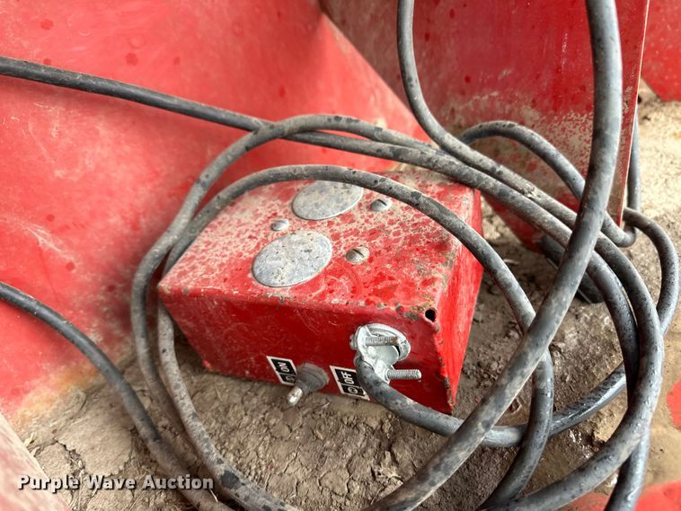 image for item OA9659 1994 New Holland 660 round baler