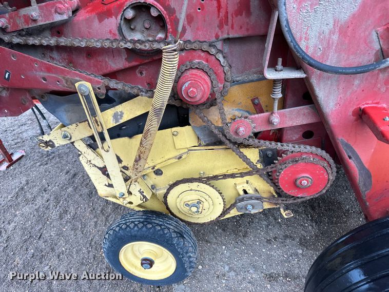 image for item OA9659 1994 New Holland 660 round baler