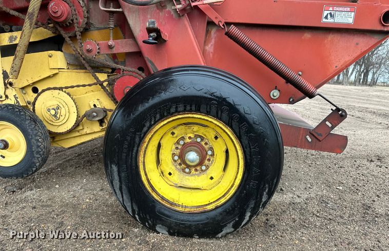 image for item OA9659 1994 New Holland 660 round baler