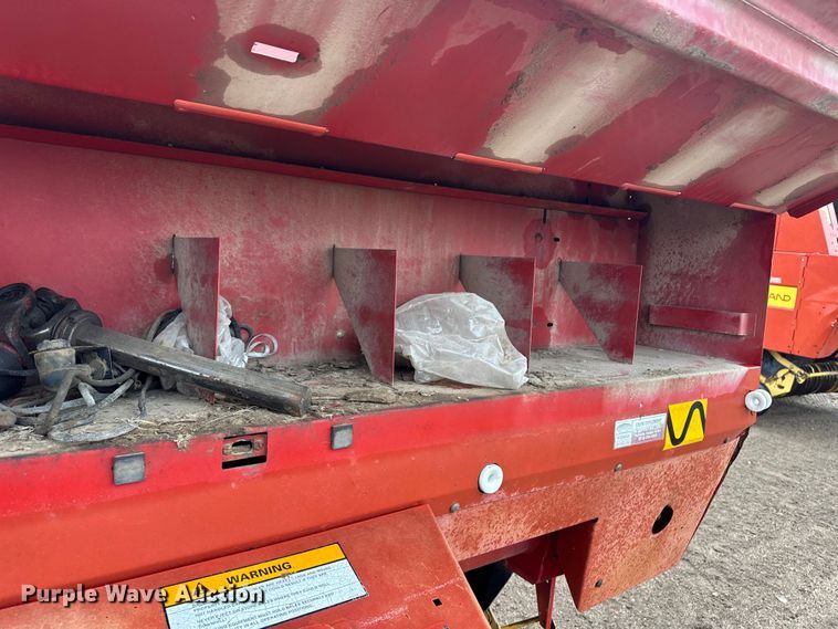 image for item OA9660 1996 New Holland 664 round baler