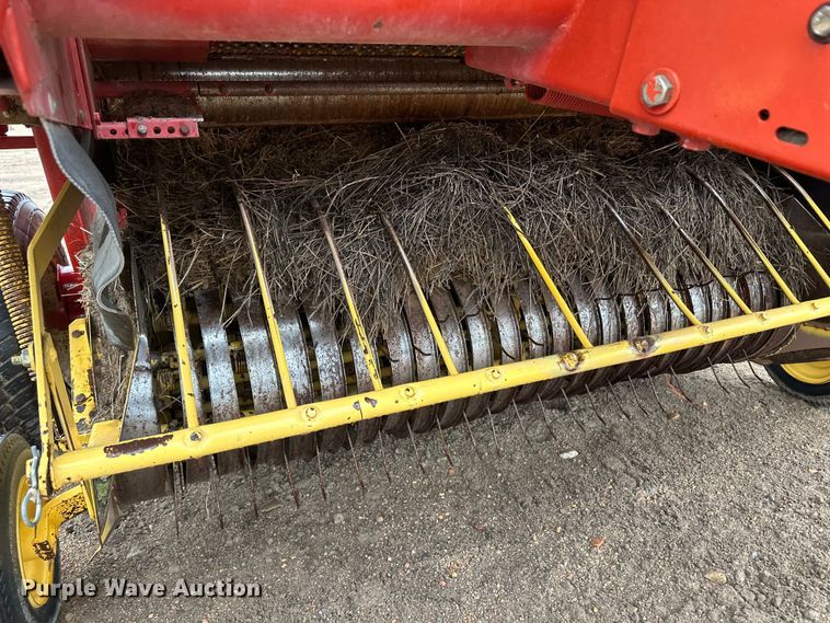 image for item OA9660 1996 New Holland 664 round baler