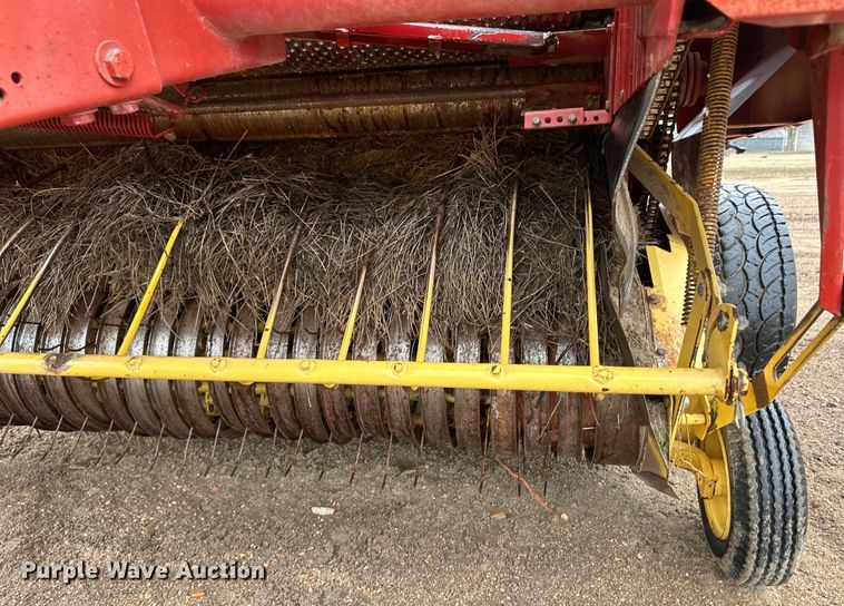 image for item OA9660 1996 New Holland 664 round baler