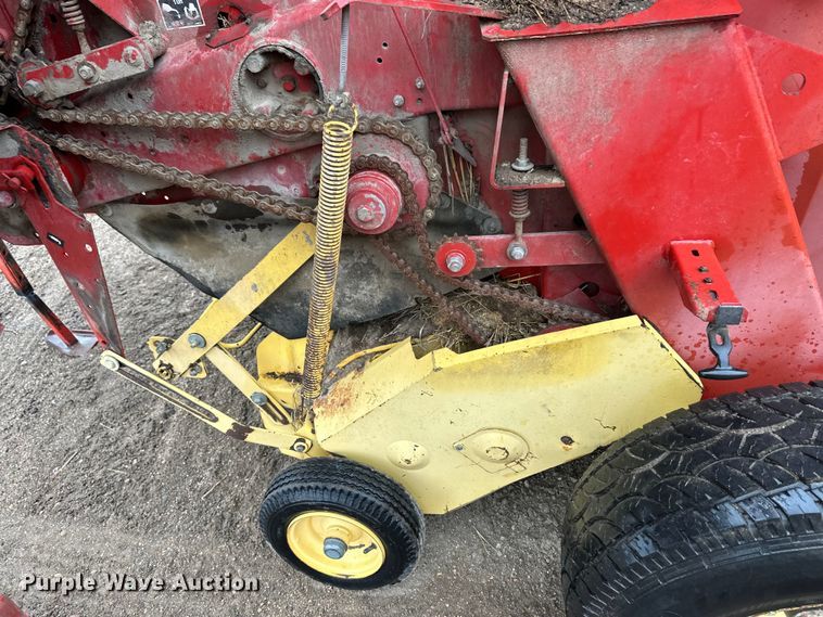 image for item OA9660 1996 New Holland 664 round baler