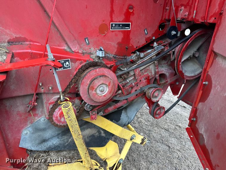 image for item OA9660 1996 New Holland 664 round baler