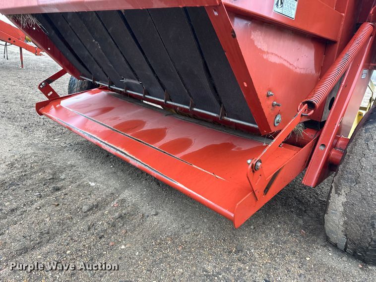 image for item OA9660 1996 New Holland 664 round baler