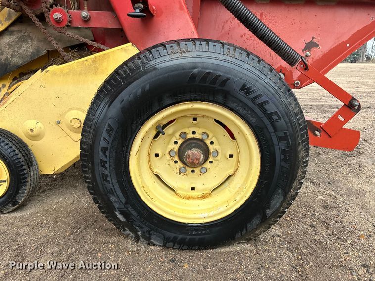 image for item OA9660 1996 New Holland 664 round baler