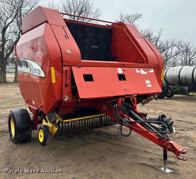 image for item OA9662 2006 New Holland BR780A round baler