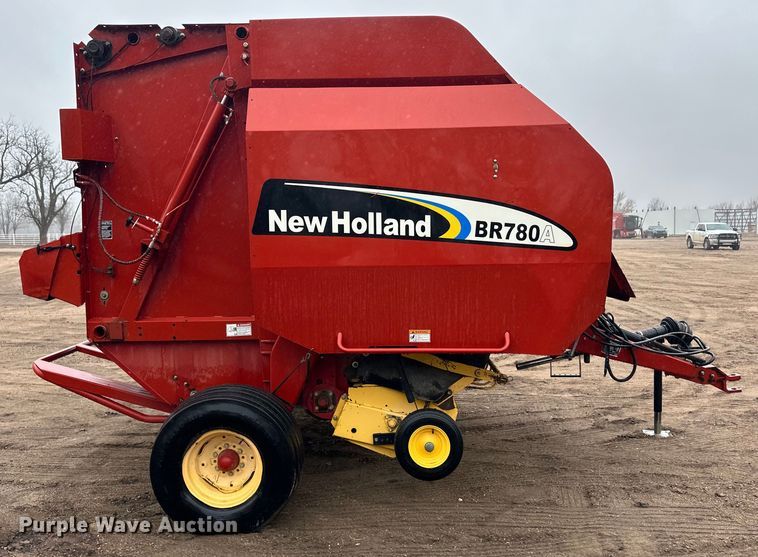 image for item OA9662 2006 New Holland BR780A round baler