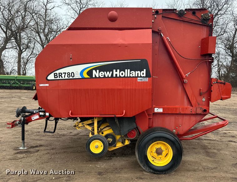 image for item OA9662 2006 New Holland BR780A round baler