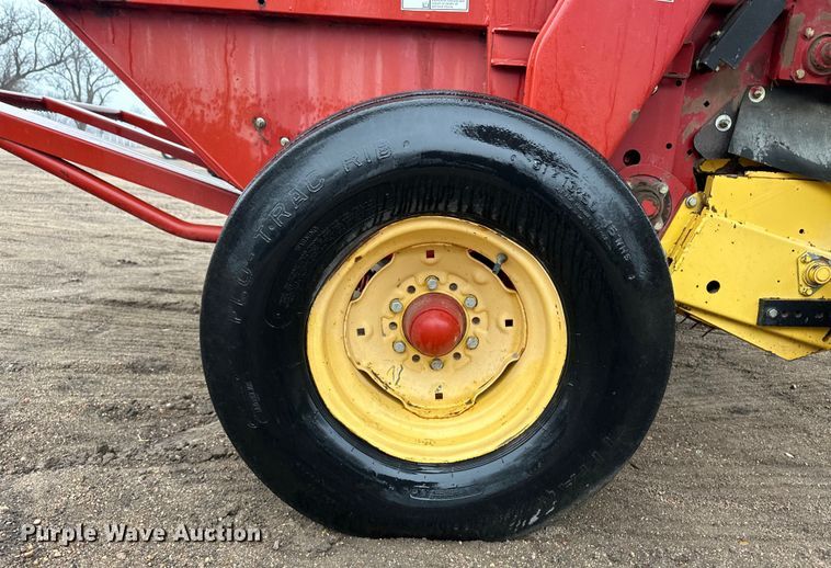 image for item OA9662 2006 New Holland BR780A round baler