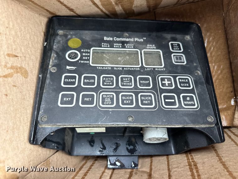 image for item OA9662 2006 New Holland BR780A round baler