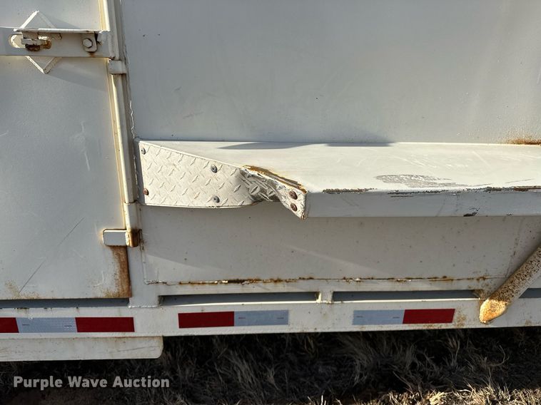 image for item OM9865 2013 Hughes  horse trailer 