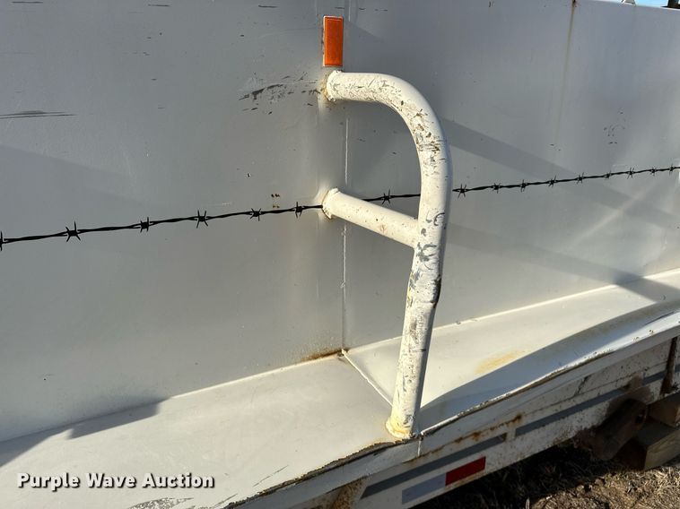 image for item OM9865 2013 Hughes  horse trailer 