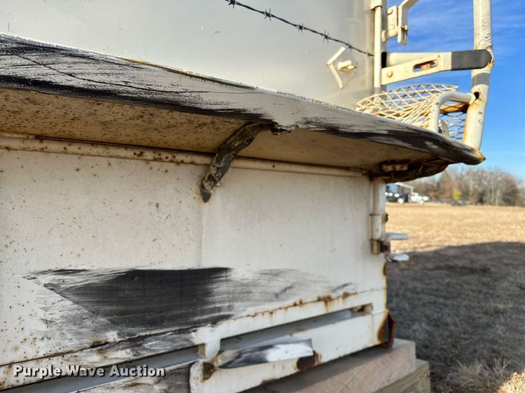 image for item OM9865 2013 Hughes  horse trailer 