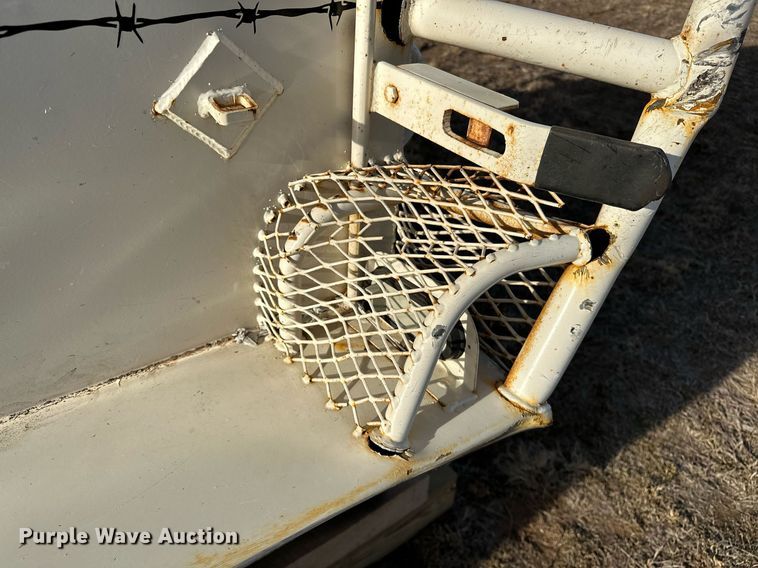 image for item OM9865 2013 Hughes  horse trailer 