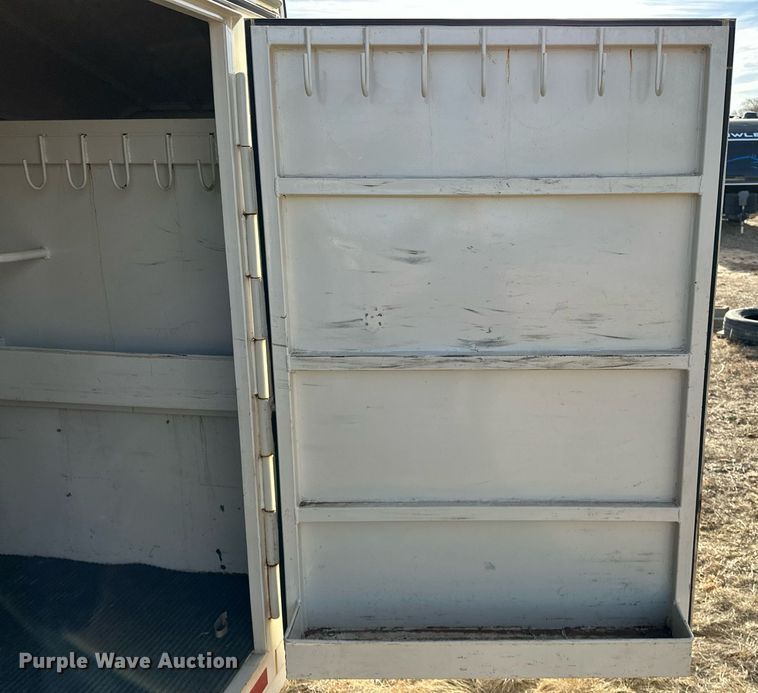 image for item OM9865 2013 Hughes  horse trailer 