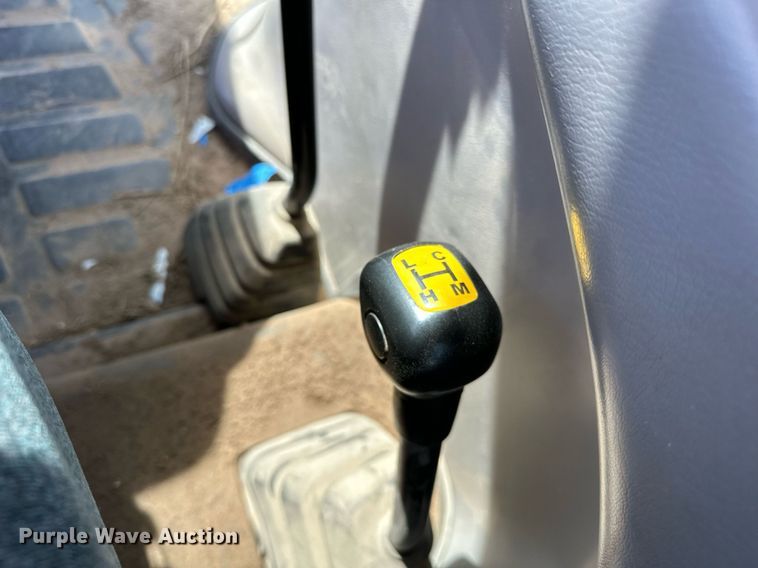 image for item OM9866 Mahindra  MForce 105P MFWD tractor