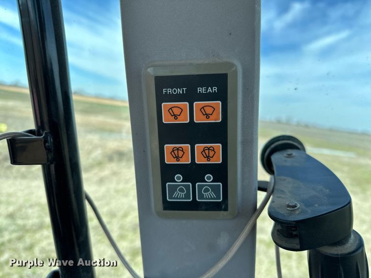 image for item OM9866 Mahindra  MForce 105P MFWD tractor