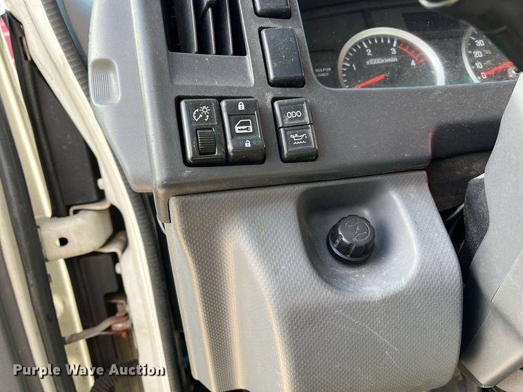 image for item DH8593 2013 Isuzu NRR box truck