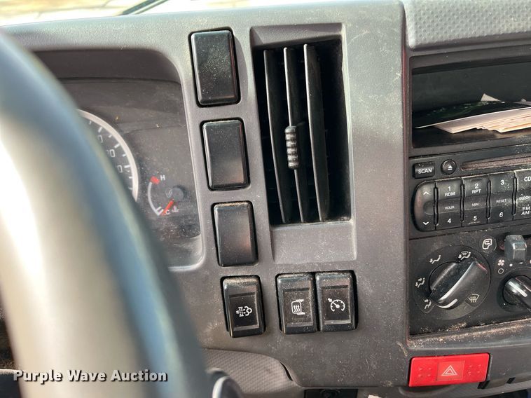 image for item DH8593 2013 Isuzu NRR box truck