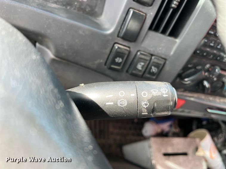 image for item DH8593 2013 Isuzu NRR box truck