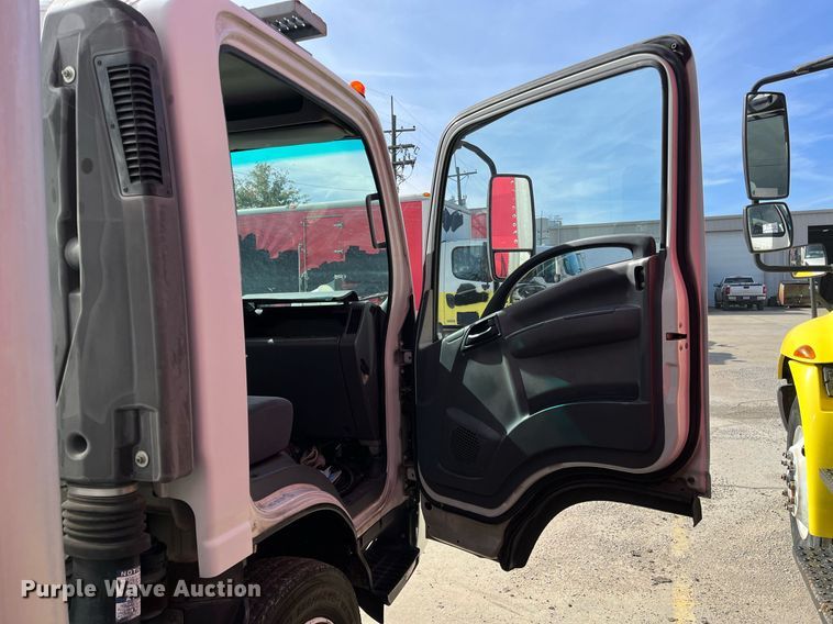 image for item DH8593 2013 Isuzu NRR box truck