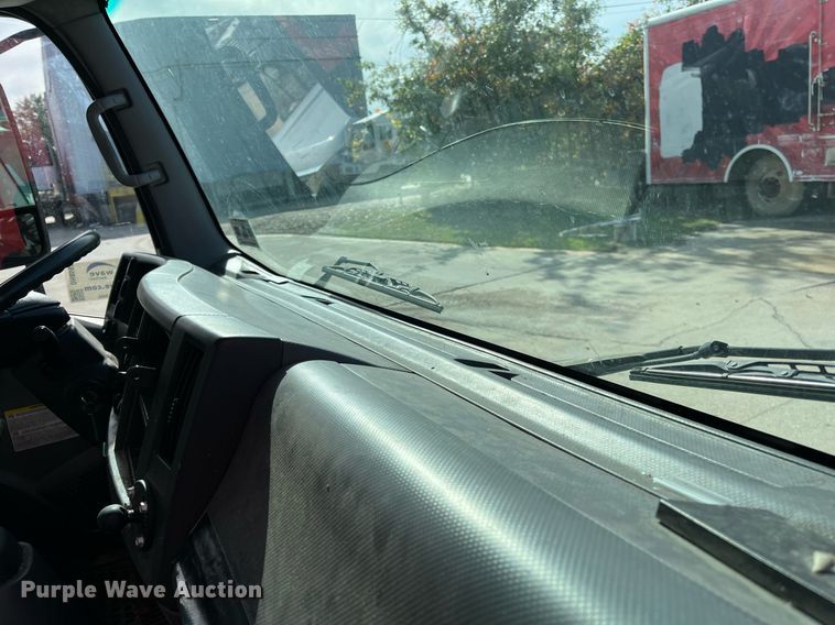 image for item DH8593 2013 Isuzu NRR box truck