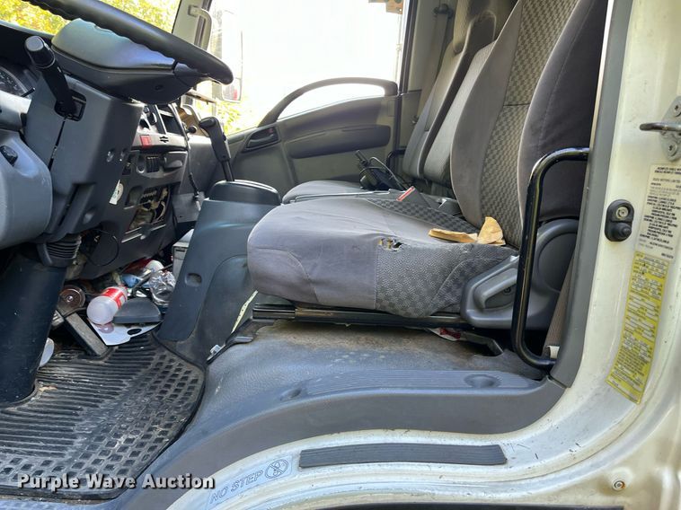 image for item DH8595 2013 Isuzu NRR refrigerated truck