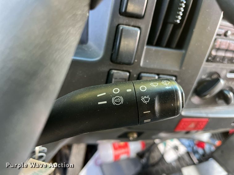 image for item DH8595 2013 Isuzu NRR refrigerated truck