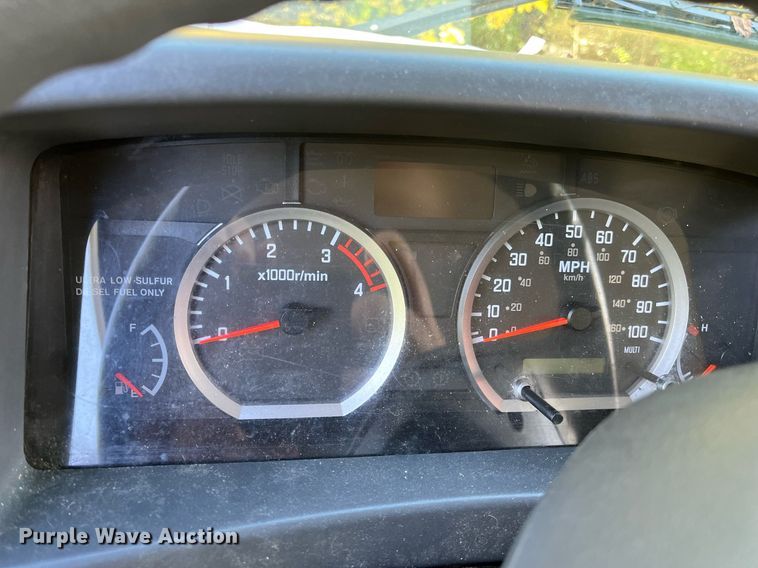 image for item DH8595 2013 Isuzu NRR refrigerated truck