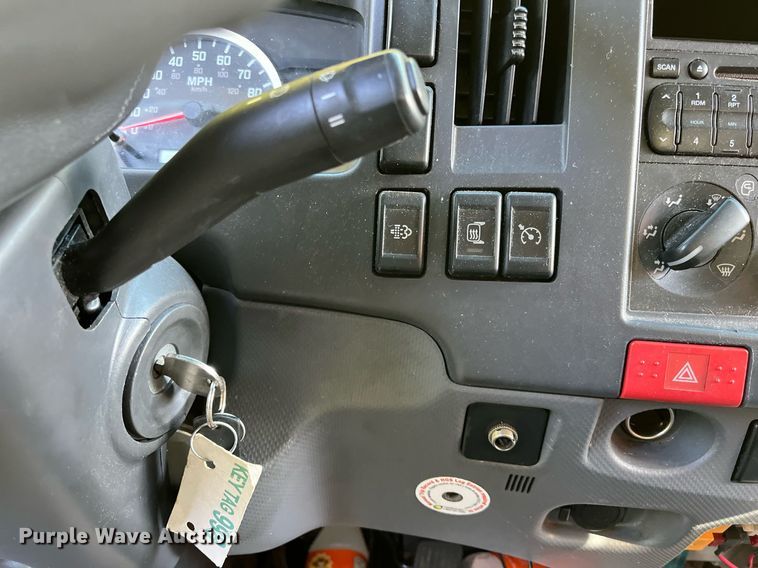 image for item DH8595 2013 Isuzu NRR refrigerated truck